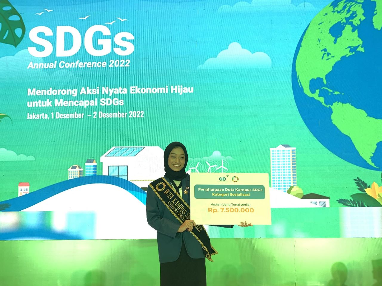 Azeva Haqqi Pradiar usai menerima penghargaan sebagai Duta Kampus SDGs Kategori Sosialisasi mewakili ITS di Ballroom Hotel The Sultan Jakarta