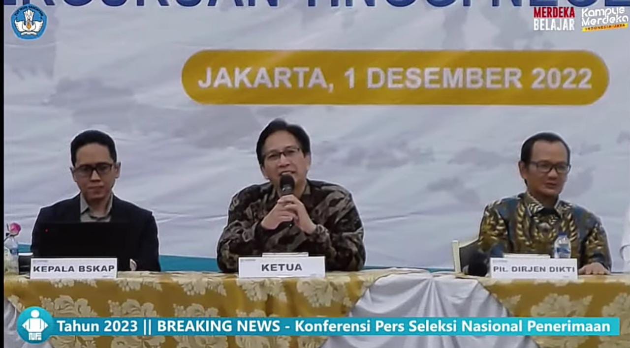 Rektor Institut Teknologi Sepuluh Nopember (ITS) selaku Ketua Umum SNPMB 2023 Prof Dr Ir Mochamad Ashari MEng (tengah) saat mensosialisasikan mengenai SNPMB 2023 secara virtual