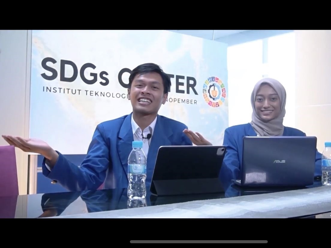 Imanuel Erlangga Sakti Verdianto (kiri) bersama Azeva Haqqi Pradiar saat pembuatan video profil diri untuk kompetisi Duta Kampus SDGs Indonesia