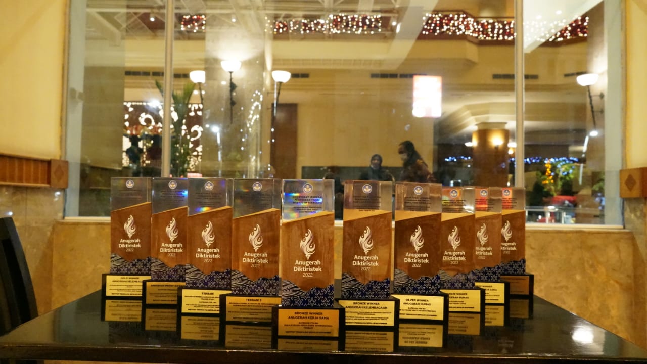 Penghargaan Anugerah Diktiristek 2022 yang berhasil diterima oleh Institut Teknologi Sepuluh Nopember