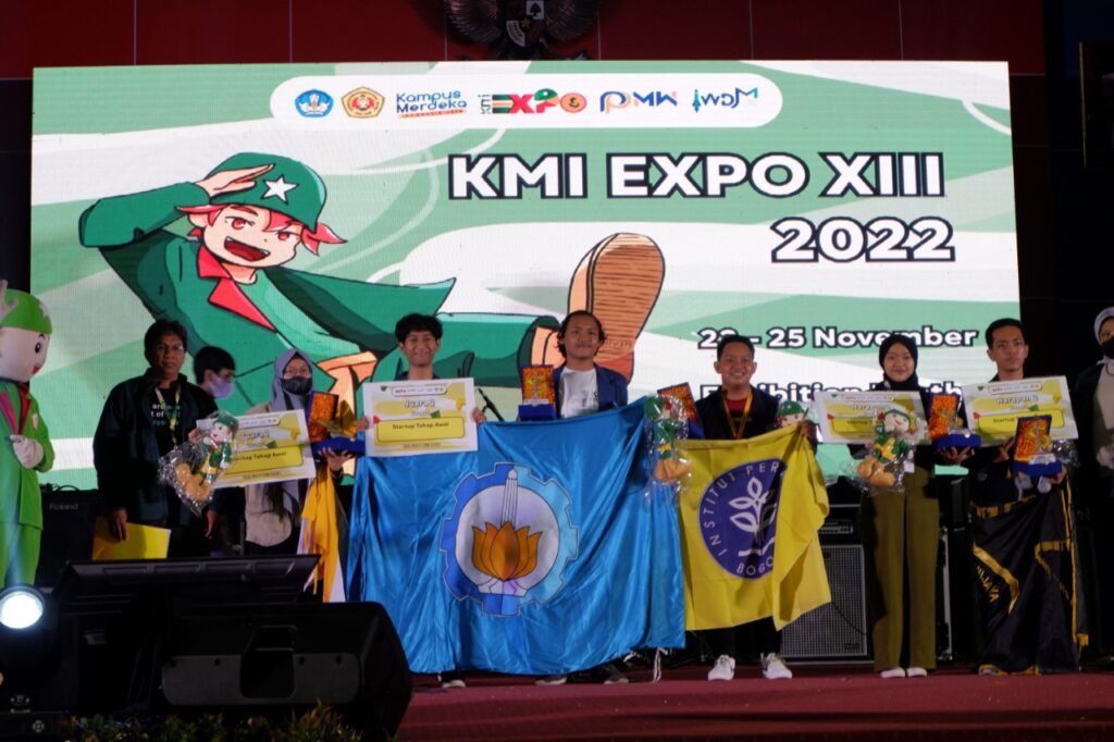 Tim Alpha Academy ITS saat menyabet Juara II pada KMI Expo 2022 Bidang Inovasi Wirausaha Digital Mahasiswa (IWDM) kategori Startup Tahap Awal
