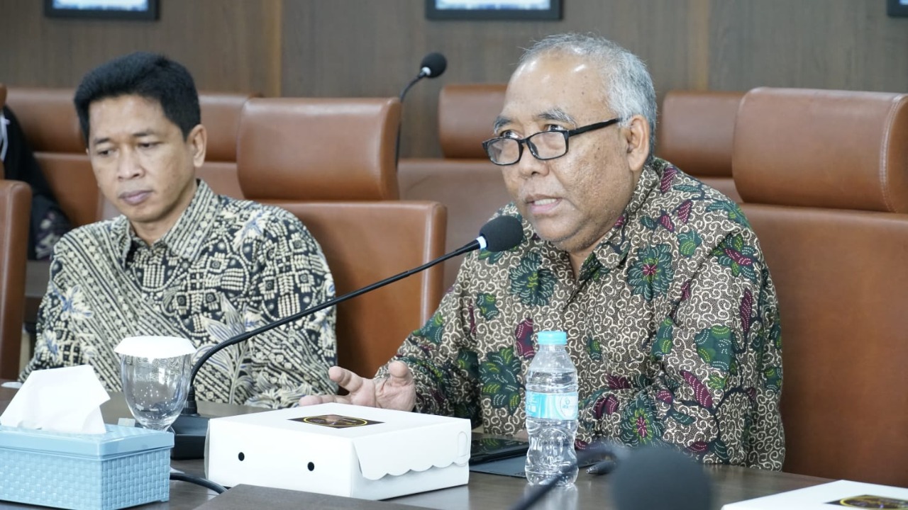 Sambutan sekaligus pemaparan kerja sama dan kolaborasi ITS dengan PT Riau Andalan Pulp Paper (RAPP) dari segi akademik oleh Wakil Rektor I ITS Prof Dr Ir Adi Soeprijanto MT (kanan)