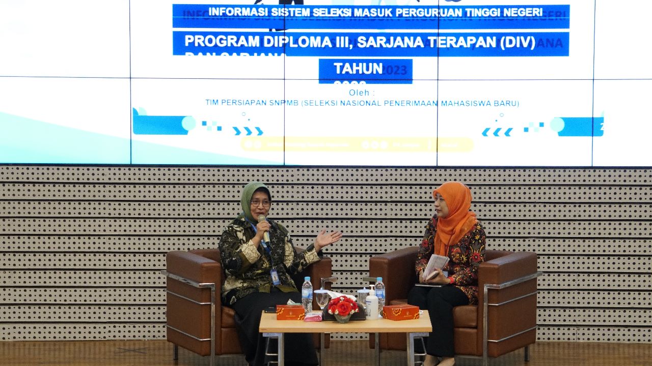 Koordinator Humas dan Promosi SNPMB Dr Ismaini Zain MSi (kiri) didampingi Dr Eng Siti Machmudah ST MEng sebagai moderator memaparkan sistematika SNPMB 2023