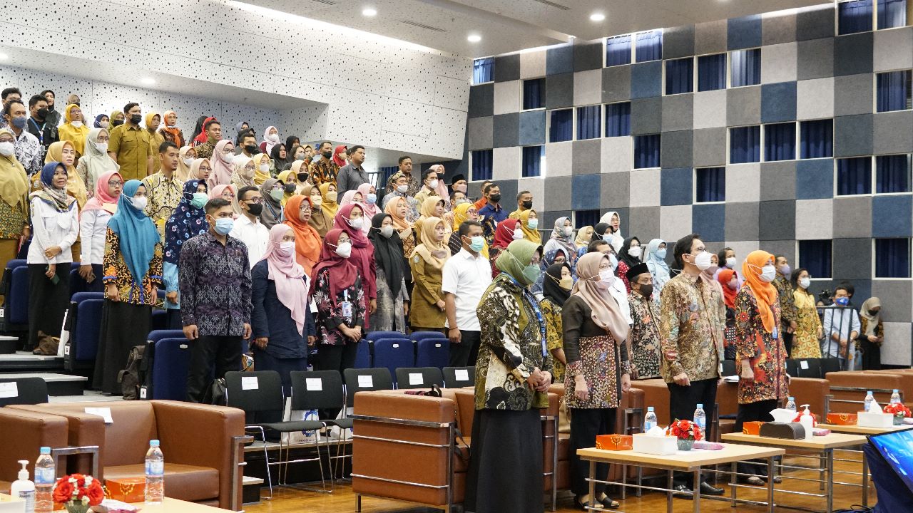 Para peserta sosialisasi Seleksi Nasional Penerimaan Mahasiswa Baru (SNPMB) PTN 2023 di Gedung Research Center ITS