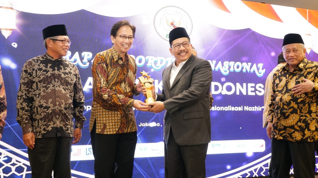 Rektor ITS Prof Mochamad Ashari MEng IPU AEng saat menerima BWI Awards 2022 yang diserahkan oleh Wamenag Dr H Zainut Tauhid Sa'adi MSi dan Ketua Pelaksana BWI Prof Dr Muhammad Nuh DEA