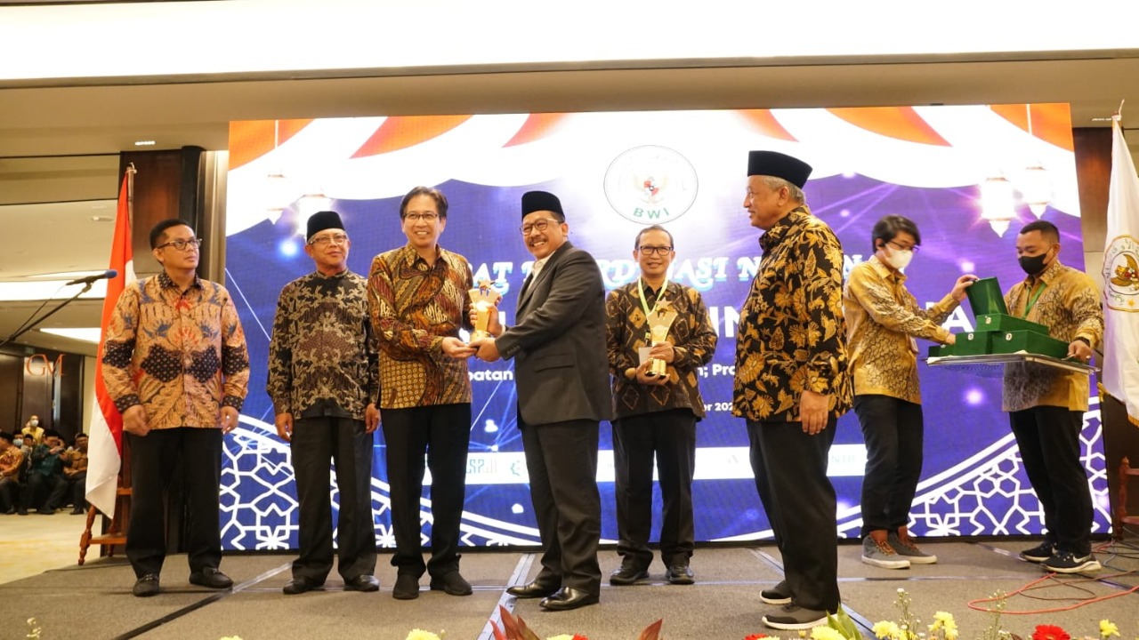 Rektor ITS Prof Mochamad Ashari MEng IPU AEng saat menerima BWI Awards 2022 yang diserahkan oleh Wamenag Dr H Zainut Tauhid Sa'adi MSi dan Ketua Pelaksana BWI Prof Dr Muhammad Nuh DEA