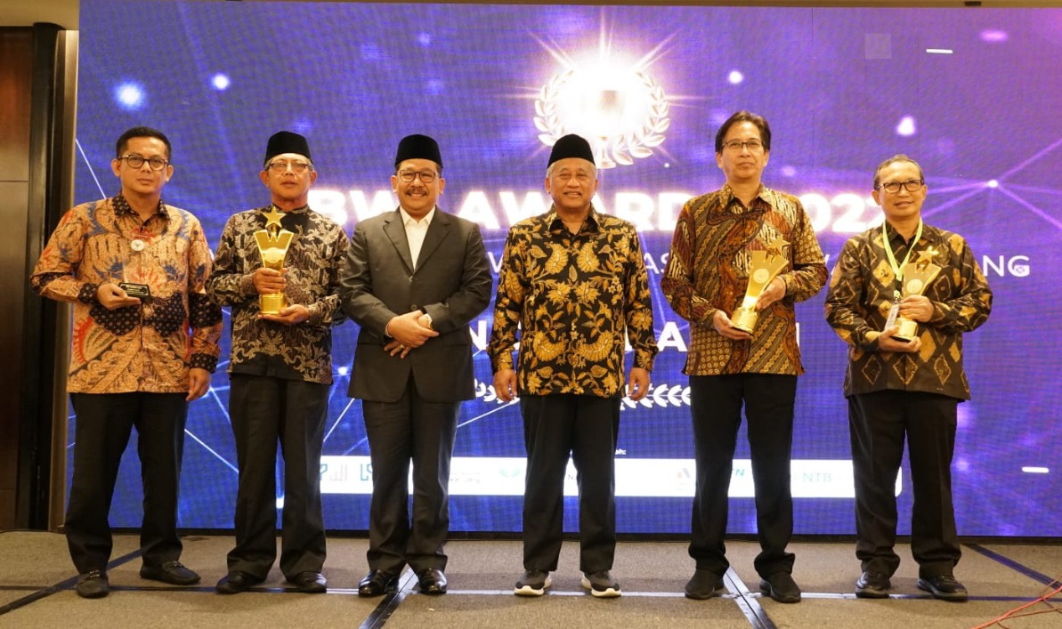 Para penerima BWI Awards 2022 dalam kategori Waqif Lembaga Perguruan Tinggi Negeri berfoto bersama usai menerima penghargaan