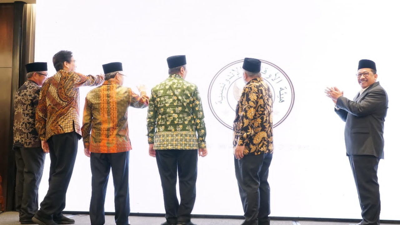 Rektor ITS Prof Mochamad Ashari MEng, Wamenag RI Dr H Zainut Tauhid Sa'adi MSi, dan Ketua Badan Pelaksana Badan Wakaf Indonesia Prof Dr Muhammad Nuh DEA saat pembukaan Rakornas BWI 2022