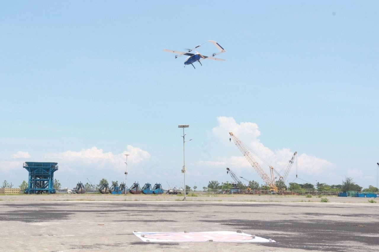 Pesawat Udara Tanpa Awak (PUTA) yang membawa logistik kesehatan saat lepas landas dari Terminal Umum DABN Pelabuhan Probolinggo untuk uji coba pengoperasian