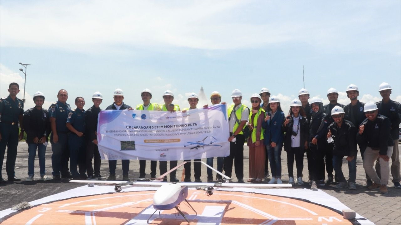Tim peneliti ITS beserta jajaran mitra dalam uji coba final UAVITS di Pelabuhan Probolinggo