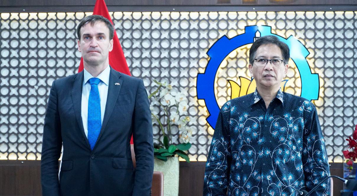 (from left) Finnish Ambassador to Indonesia Pekka Kaihilahti and ITS Chancellor Prof. Dr. Ir Mochamad Ashari MEng IPU AEng when starting the ceremony visit to ITS