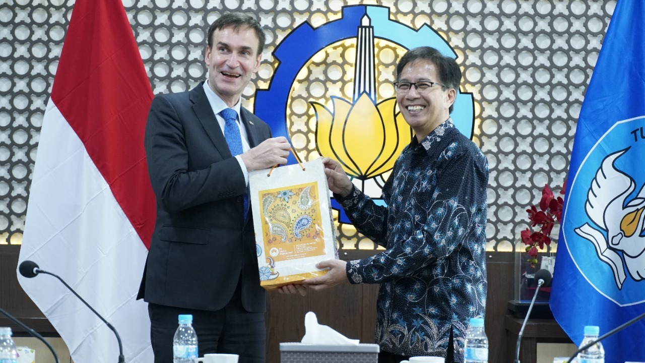 Presentation of souvenirs by ITS Chancellor Prof Dr Ir Mochamad Ashari MEng IPU AEng (right) to the Finnish Ambassador to Indonesia Pekka Kaihilahti