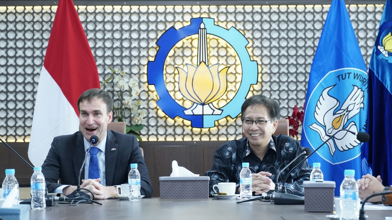 (from left) Finnish Ambassador to Indonesia Pekka Kaihilahti and ITS Chancellor Prof. Dr. Ir Mochamad Ashari MEng IPU AEng opening the meeting at the ITS Rectorate Building