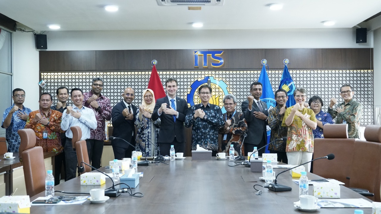 ITS Chancellor Prof. Dr. Ir Mochamad Ashari MEng IPU AEng along with ITS leadership along with a delegation from the Finnish Embassy in Indonesia and a number of other delegates at ITS visits