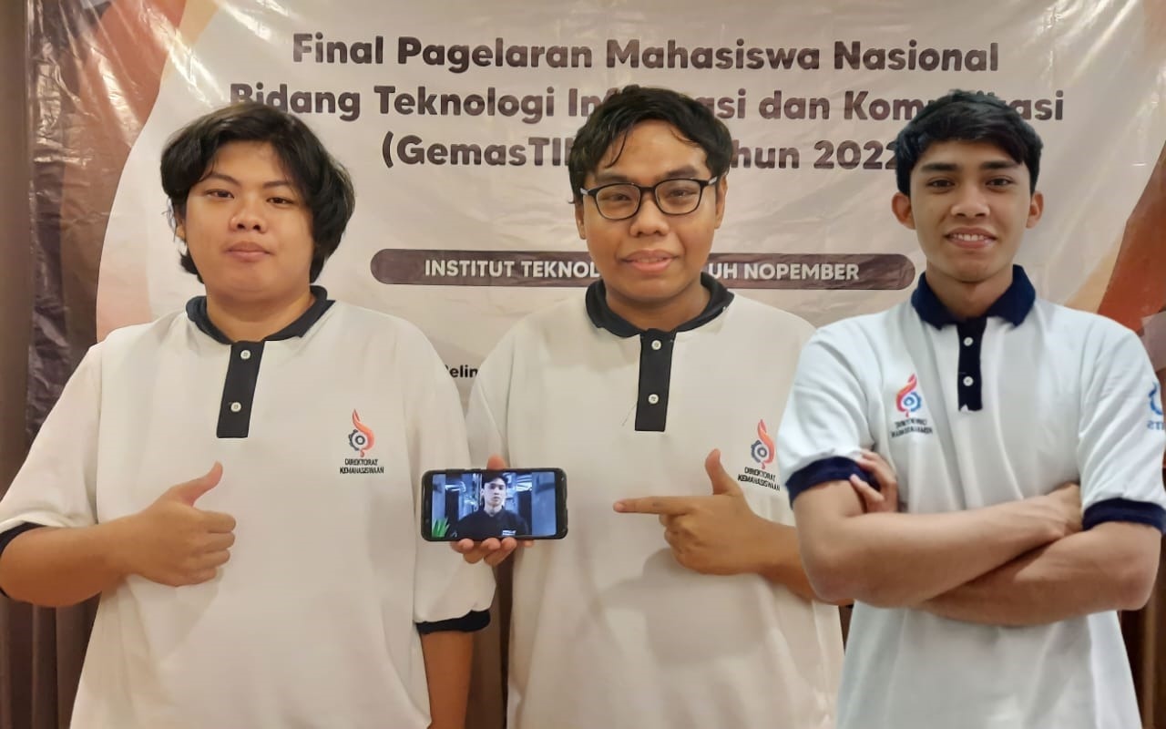 (dari kiri) Daanii Nabil Ghinannafsi Kusnanta, Muhammad Nur Abdurrauf, dan Deka Julian Arrizki yang tergabung dalam tim mahasiswa ITS penggagas aplikasi KIAD