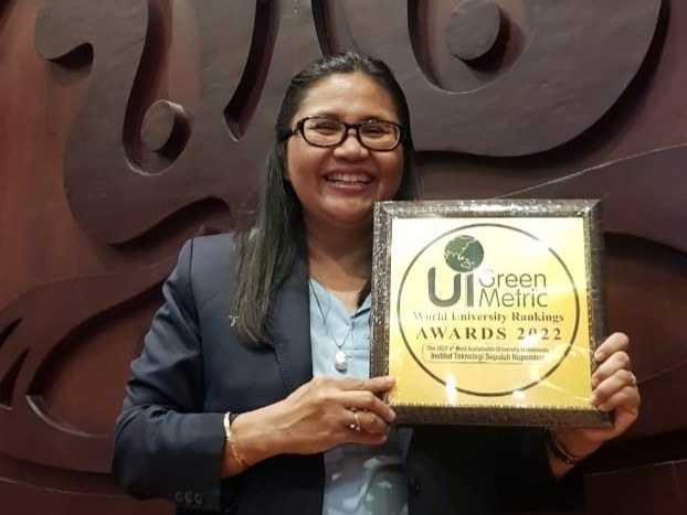 Penghargaan dari UI GreenMetric 2022 yang diterima oleh Ketua Unit Pengembangan Smart Eco Campus ITS Susi Agustina Wilujeng ST MT