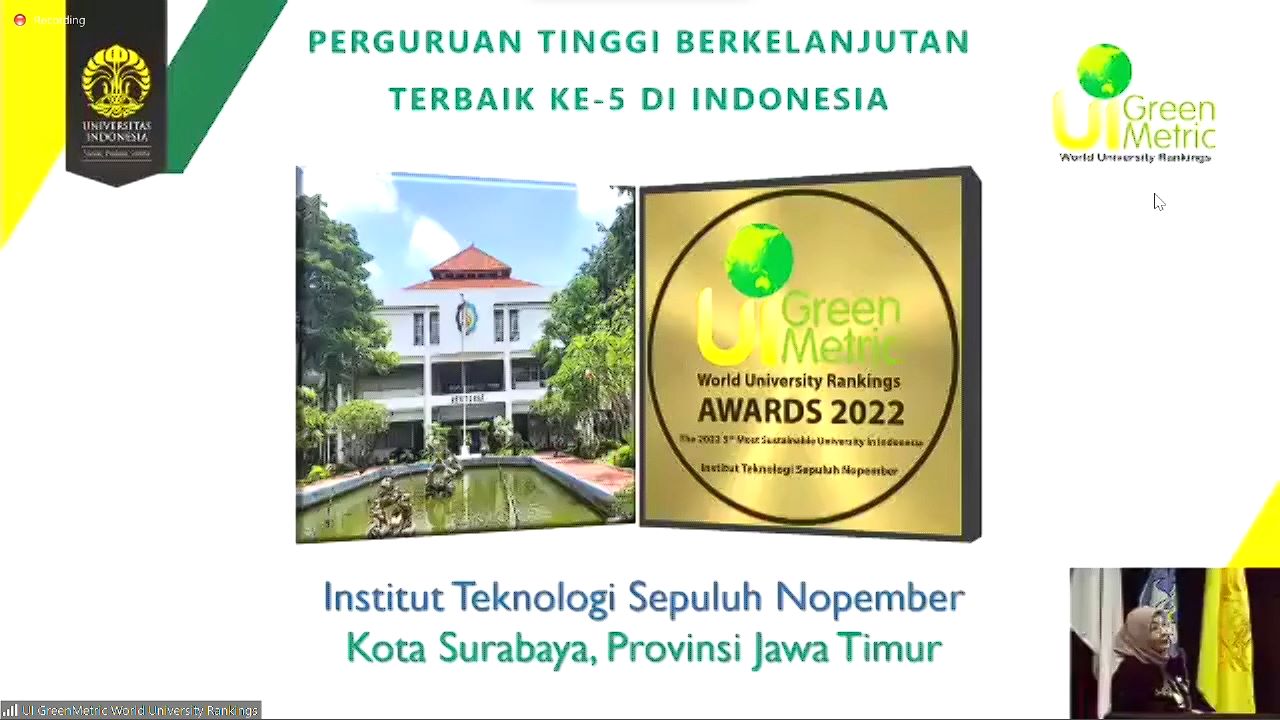 Penghargaan untuk ITS sebagai Perguruan Tinggi Berkelanjutan Terbaik ke-5 di Indonesia yang diberikan UI GreenMetric 2022
