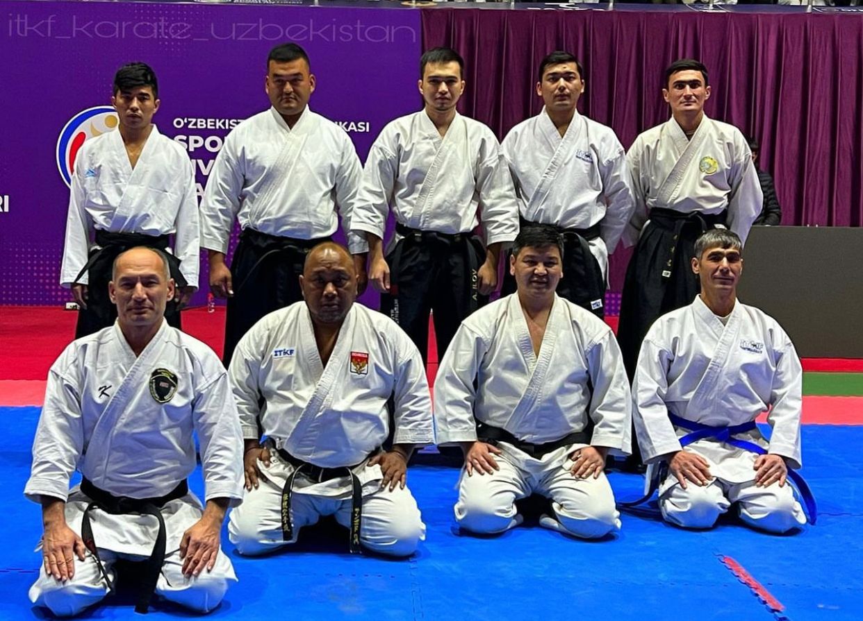 Dr Eng Kriyo Sambodho ST MEng (dua dari kiri bawah) sebelum bertanding pada 3rd Traditional Karate Asia - Oceania 2022 di Uzbekistan