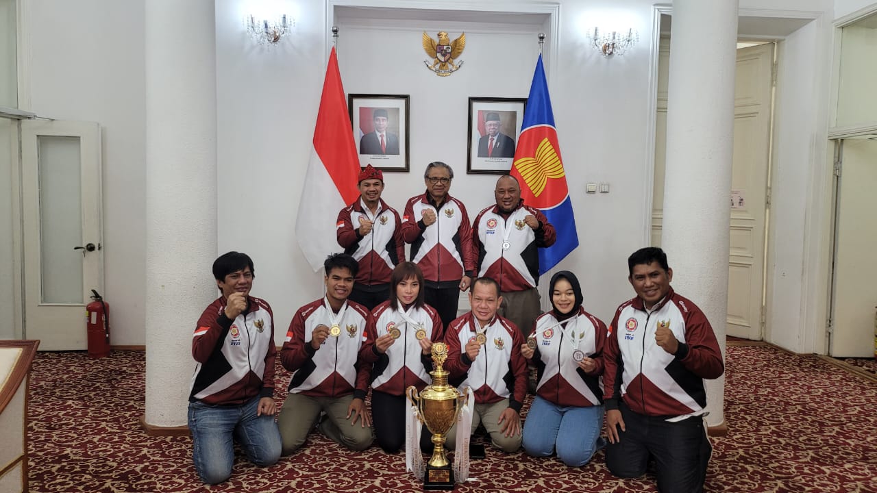 Duta Besar RI untuk Uzbekistan Sunaryo Kartadinata, Ketua Umum PB INATKF Muchamad Muchlas Rowi, Dr Eng Kriyo Sambodho ST MEng beserta kontingen Indonesia usai kompetisi