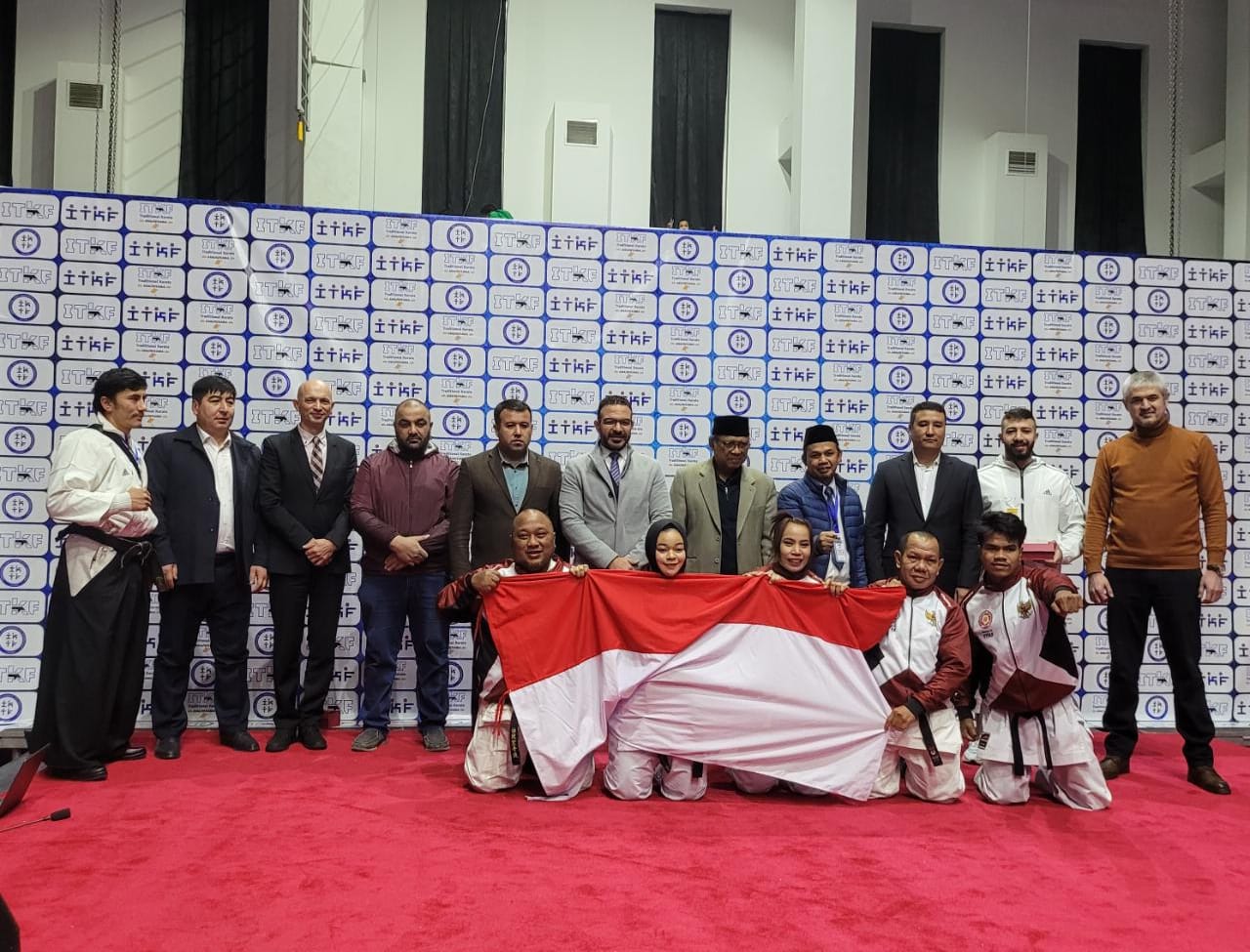 Dubes RI untuk Uzbekistan Sunaryo Kartadinata dan Ketua Umum PB INATKF Muchamad Muchas Rowi bersama kontingen Indonesia beserta pihak penyelenggara kompetisi di Uzbekistan