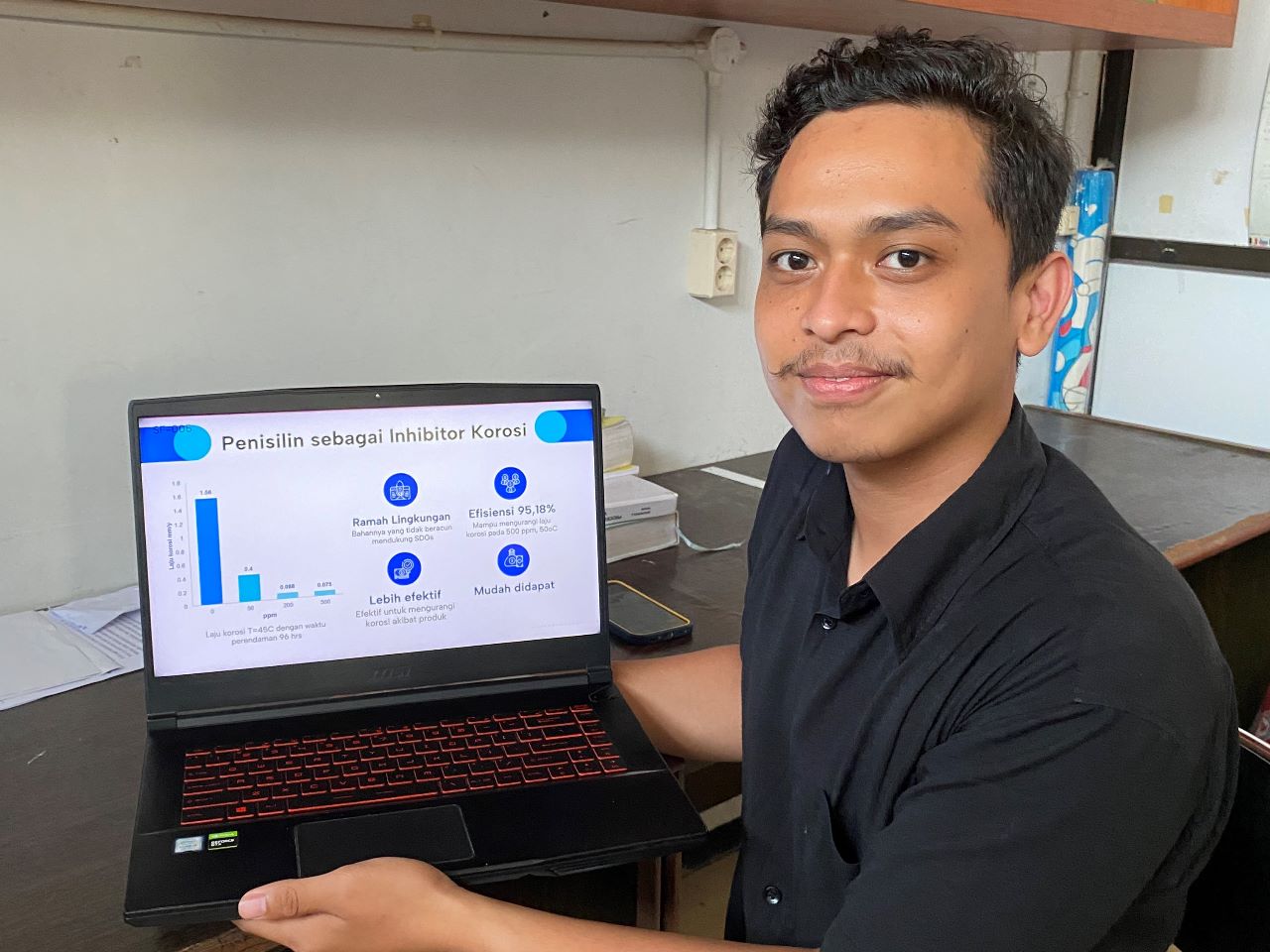 Ketua Tim The Safest ITS Muhammad Ihwan Nur Rifki menunjukkan hasil inovasi timnya terkait penggunaan penisilin sebagai pencegah korosi