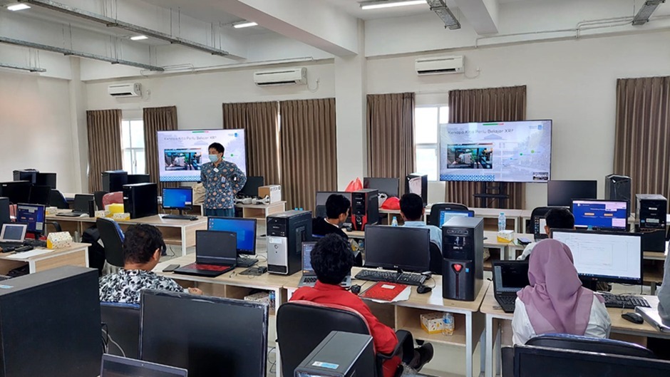Lokakarya untuk memberikan pengetahuan dasar mengenai teknologi VR bagi guru dan siswa SMA Trimurti Surabaya bertempat di gedung Departemen Desain Interior ITS