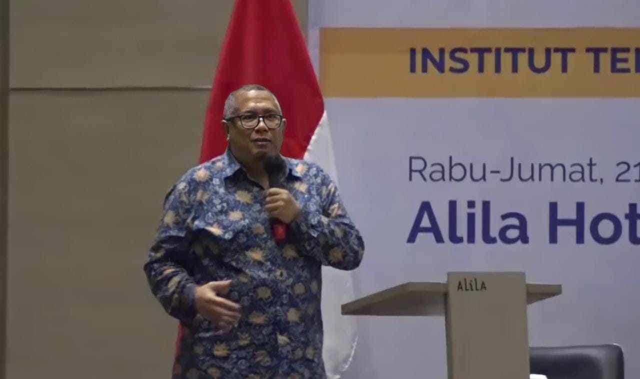 Wakil Rektor III ITS Dr Eng Ir Ahmad Rusdiansyah MEng saat mempresentasikan makna jargon tematik baru ITS, Membumi untuk Mendunia