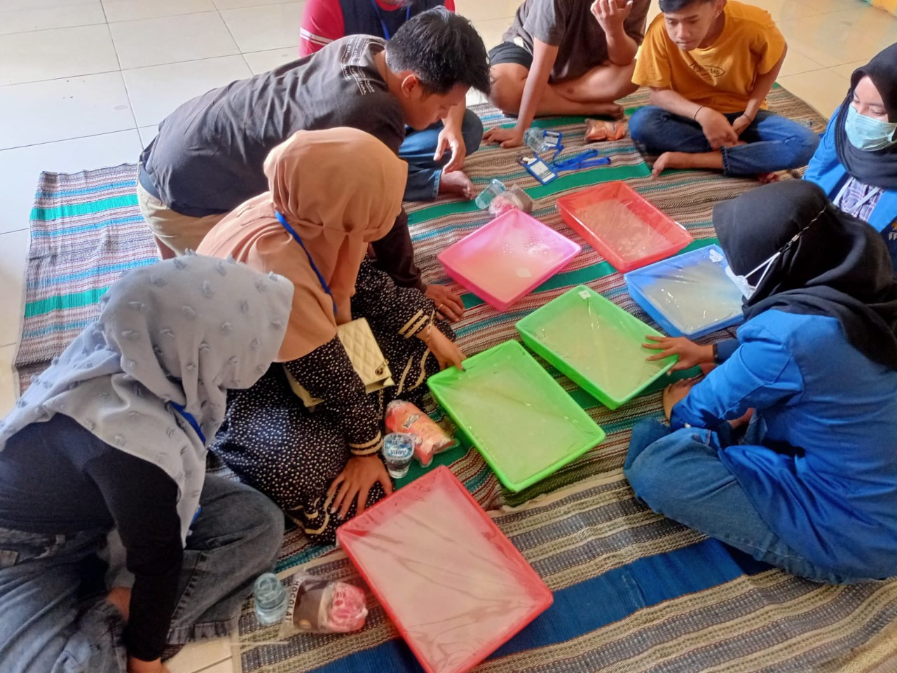 Antusiasme masyarakat Desa Sambiroto, Mojokerto saat kegiatan pelatihan pengolahan limbah cair industri tahu yang digagas tim mahasiswa ITS