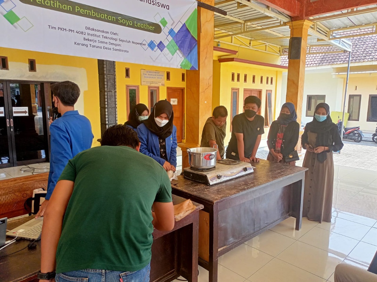 Tim ITS ketika melakukan sosialisasi tentang inovasi pengolahan limbah cair industri tahu kepada masyarakat Desa Sambiroto, Kabupaten Mojokerto