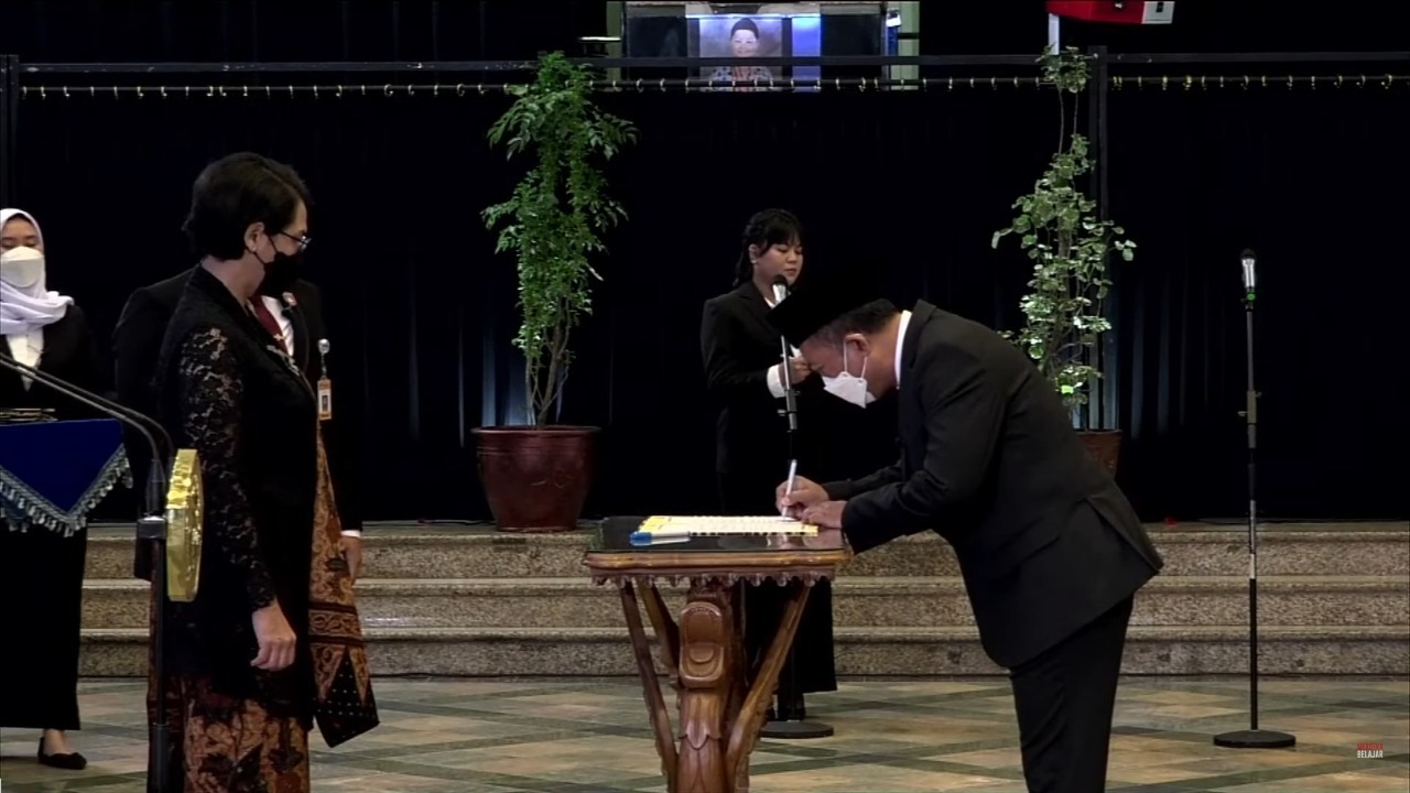 Prof Dr rer nat Agus Rubiyanto MEng Sc (kanan) saat menandatangani serah terima jabatan Rektor ITK di kantor Kementerian Pendidikan, Kebudayaan, Riset dan Teknologi RI di Jakarta