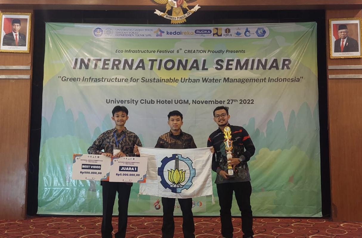 Tim Saba 63 ITS(dari kiri) Mochammad Ilham Yunanto, Muhammad Rifki Fadli, dan Rendy Saputra sebagai juara I dan Best Video dalam National Bridge Competition Creation 2022