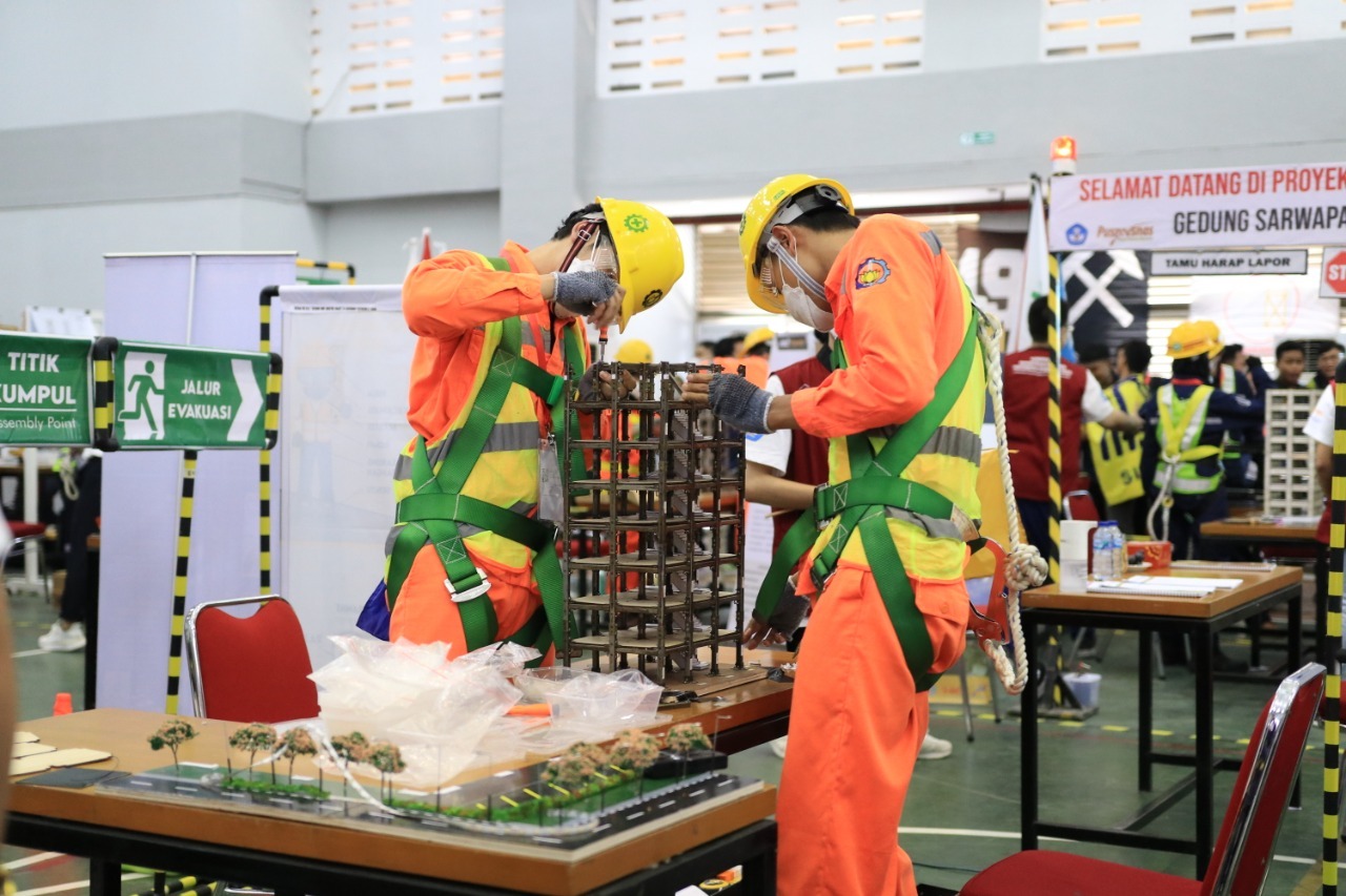 Ramdhan Hadi Wijaya dan Reyhandika Ergi Ferdiansyah saat merakit bangunan Futura Building di final Kompetisi Bangunan Gedung Indonesia (KBGI) XIII 2022