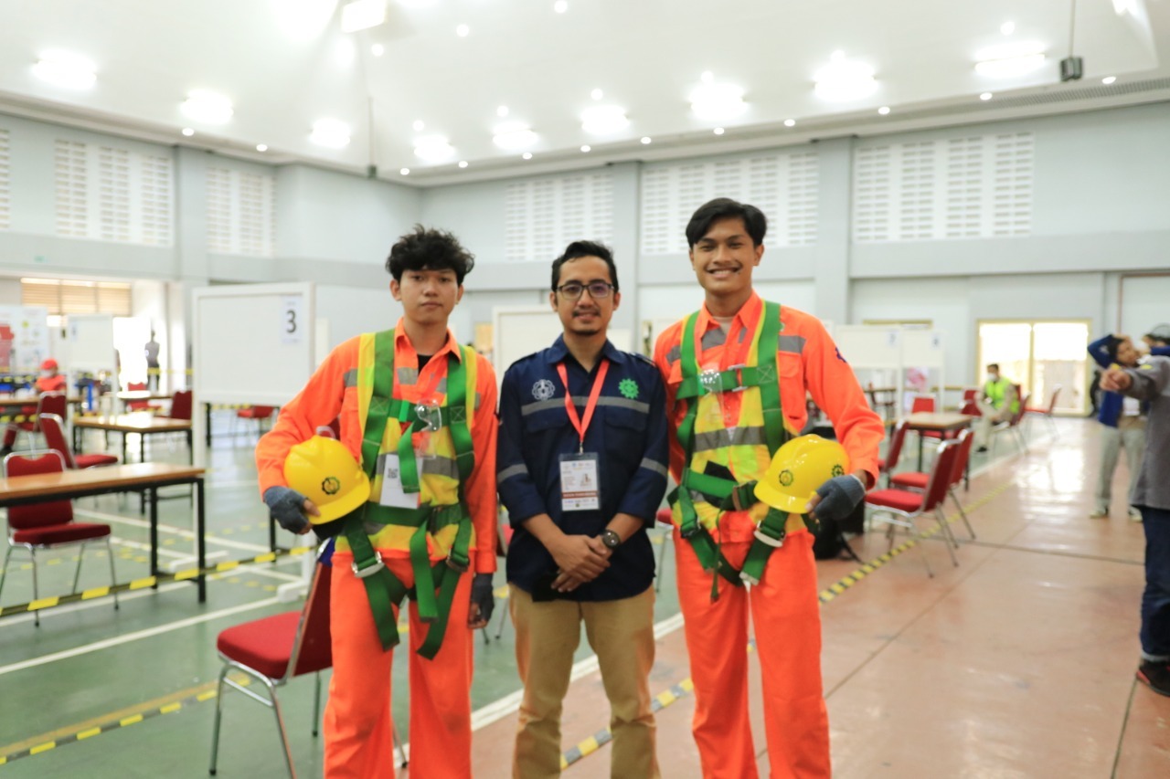 (dari kiri) Ramdhan Hadi Wijaya, Dr Ahmad Basshofi Habieb ST MS, dan Reyhandika Ergi Ferdiansyah dari Tim Arohara Edificio ITS yang berprestasi di KBGI XIII