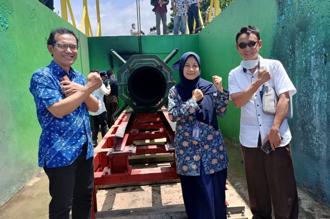 Tim peneliti ITS (dari kiri) Prof Hamzah Fansuri SSi MSi PhD, Dr Widyastuti SSi MSi, dan Alief Wikarta ST MSc Eng PhD saat menghadiri gelaran uji statis dan uji terbang roket buatan Indonesia