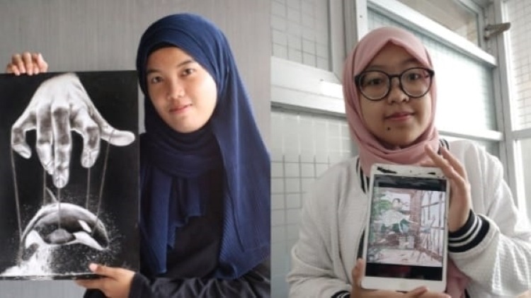 (dari kiri) Aqila Ramadhani dan Dima Noor Virgiani, dua mahasiswa DKV ITS menunjukkan karyanya yang berhasil dipamerkan di Jeju, Korea