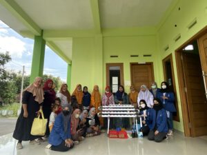 Berdayakan Masyarakat, KKN ITS Beri Pelatihan Hidroponik