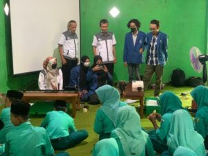 Cerdaskan Siswa, KKN ITS Ajarkan Fenomena Interferensi