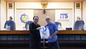 Tips Menulis Berita Bahasa Inggris ala Editor Profesional