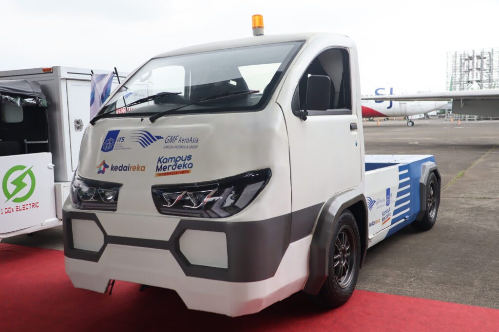 Mobil material handling berbasis listrik dengan sistem monitoring real-time sebagai Ground Support Equipment yang efektif dan ramah lingkungan karya peneliti ITS