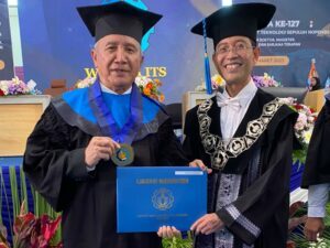 Jadi Wisudawan Tertua ITS, Achmad Helmi Akui Hobi Berkuliah