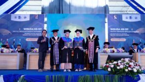 Inspiratif, Mahasiswa Kembar ITS Lulus dengan Predikat Cumlaude