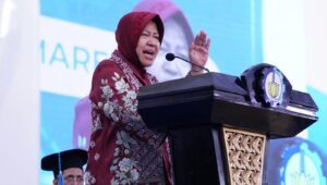 Mensos Gemakan Suara Perjuangan Kepada Wisudawan ITS