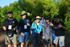 Tanam Mangrove, ITS Kampanyekan Blue Energy for Blue Economy