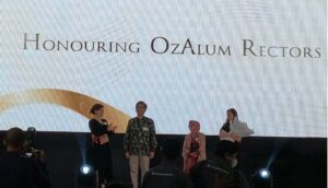 Rektor ITS Terima Penghargaan Honouring Rectors dari Kedubes Australia