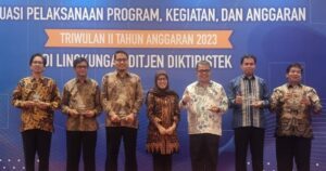 Lahirkan Lulusan Cepat Kerja, ITS Raih Penghargaan IKU 1 di Liga PTN-BH