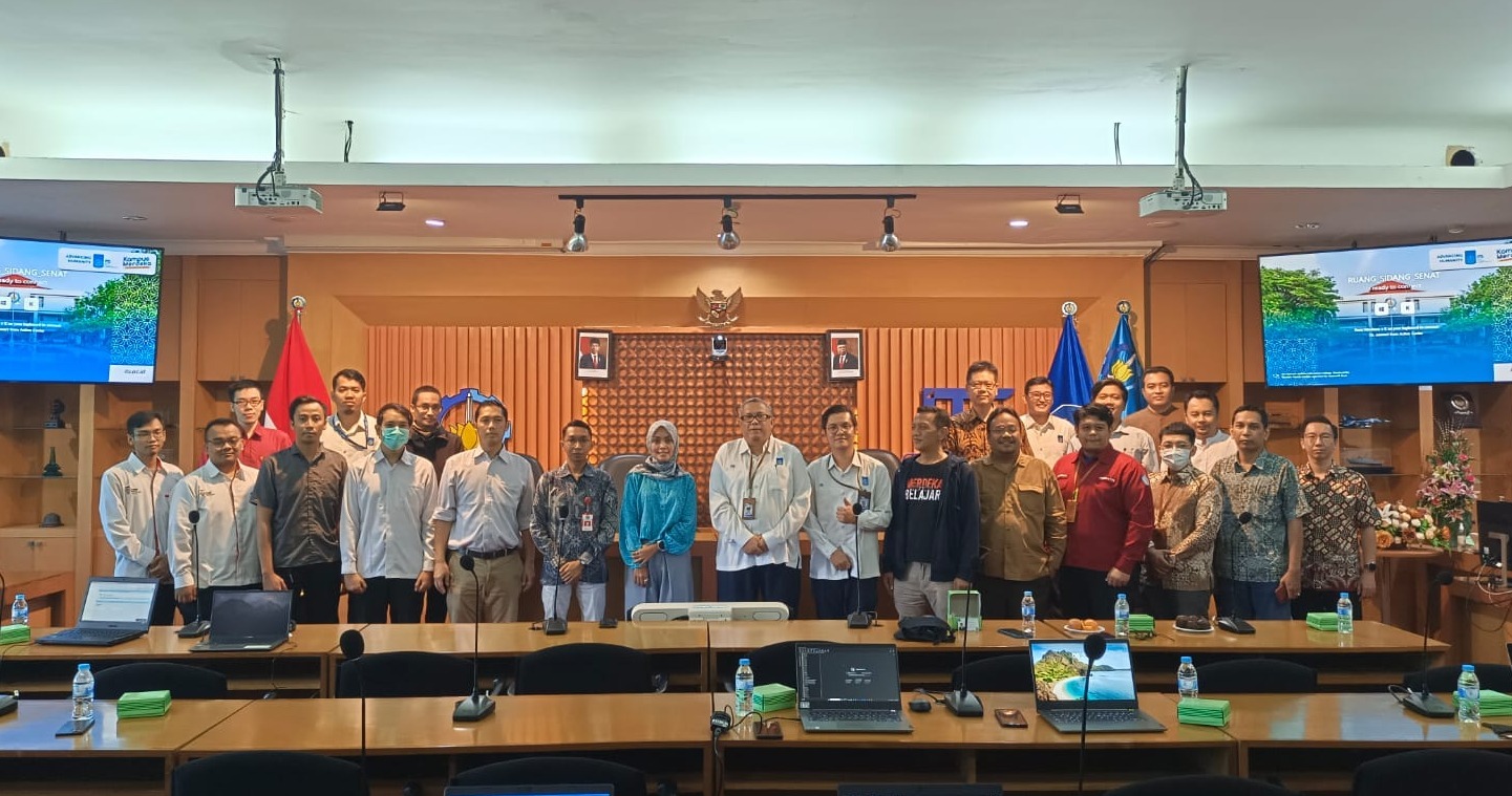 The participants together with the resource persons in the socialization of the formation of the CSIRT which was held at the ITS Rectorate Building