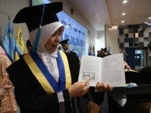 Guru Besar (Gubes) ITS ke-165 Prof Dr Trihastuti Agustinah ST MT menunjukkan skema mobile robot ketika uji coba metode penghindaran