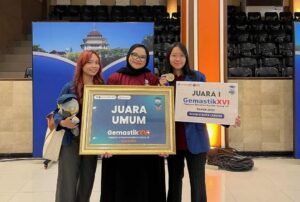 (dari kiri) Keisya Nabila Zahra, Annisa Rahmapuri, dan Jacinta Syilloam dari Departemen Teknologi Informasi ITS saat berhasil meraih Juara satu divisi Kota Cerdas Gemastik XVI tahun 2023