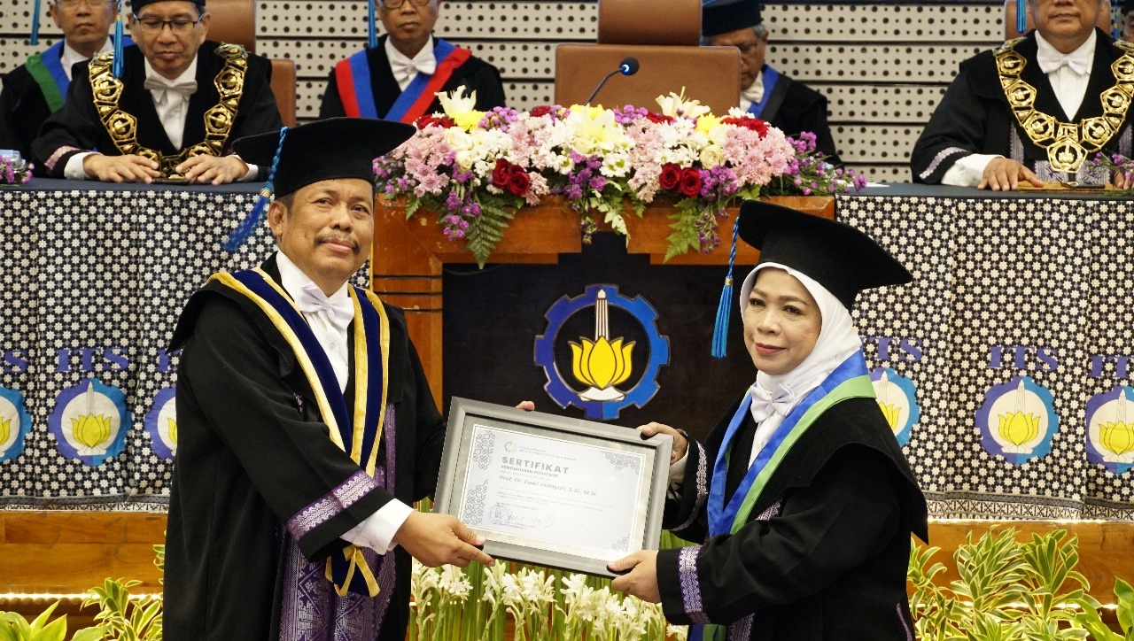 Pemberian sertifikat pengukuhan profesor oleh Ketua Dewan Profesor ITS Prof Dr Ir Imam Robandi MT (kiri) kepada Prof Dr Dewi Hidayati SSi MSi yang ditetapkan sebagai profesor ke-166 ITS