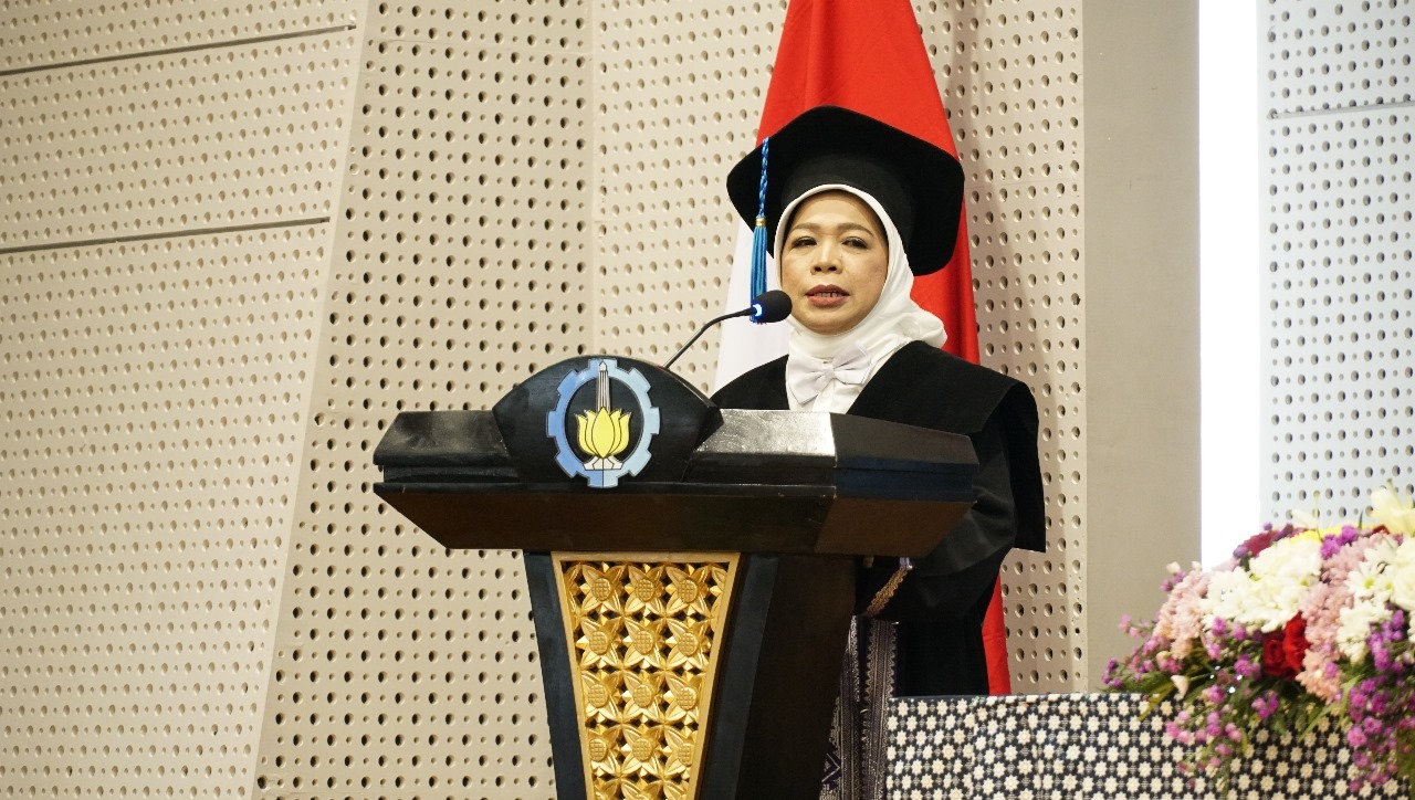 Prof Dr Dewi Hidayati SSi MSi Ketika menyampaikan orasi ilmiahnya yang berjudul _Peran Penting Pemahaman Biologi Ikan dalam Pengelolaan Sumber Daya Ikan yang Berkelanjutan_ pada sidang Pengukuhan Profesor ITS, Rabu (20/9) lalu